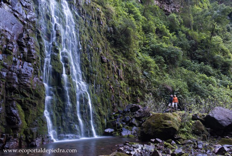cascada con gente (1)